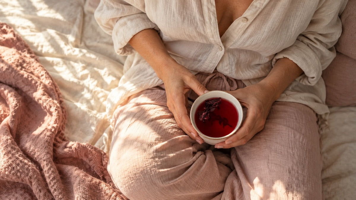 Sangrado en la menopausia significado, mujer de mediana edad tomando una infusión